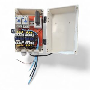 Interior do painel: contatores e disjuntores – comando aquecedor 20 kW