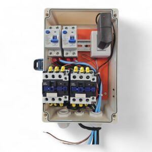 Painel de comando aberto com controlador TLZ1378N e cabeamento – Luxpool